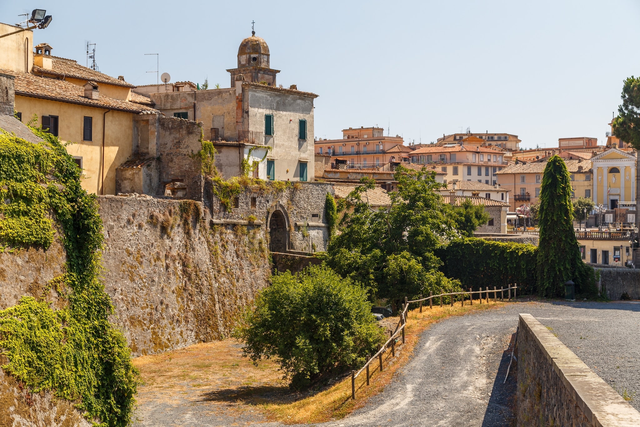 Centro storico borghi Lago di Bracciano con case medievali e vista lago