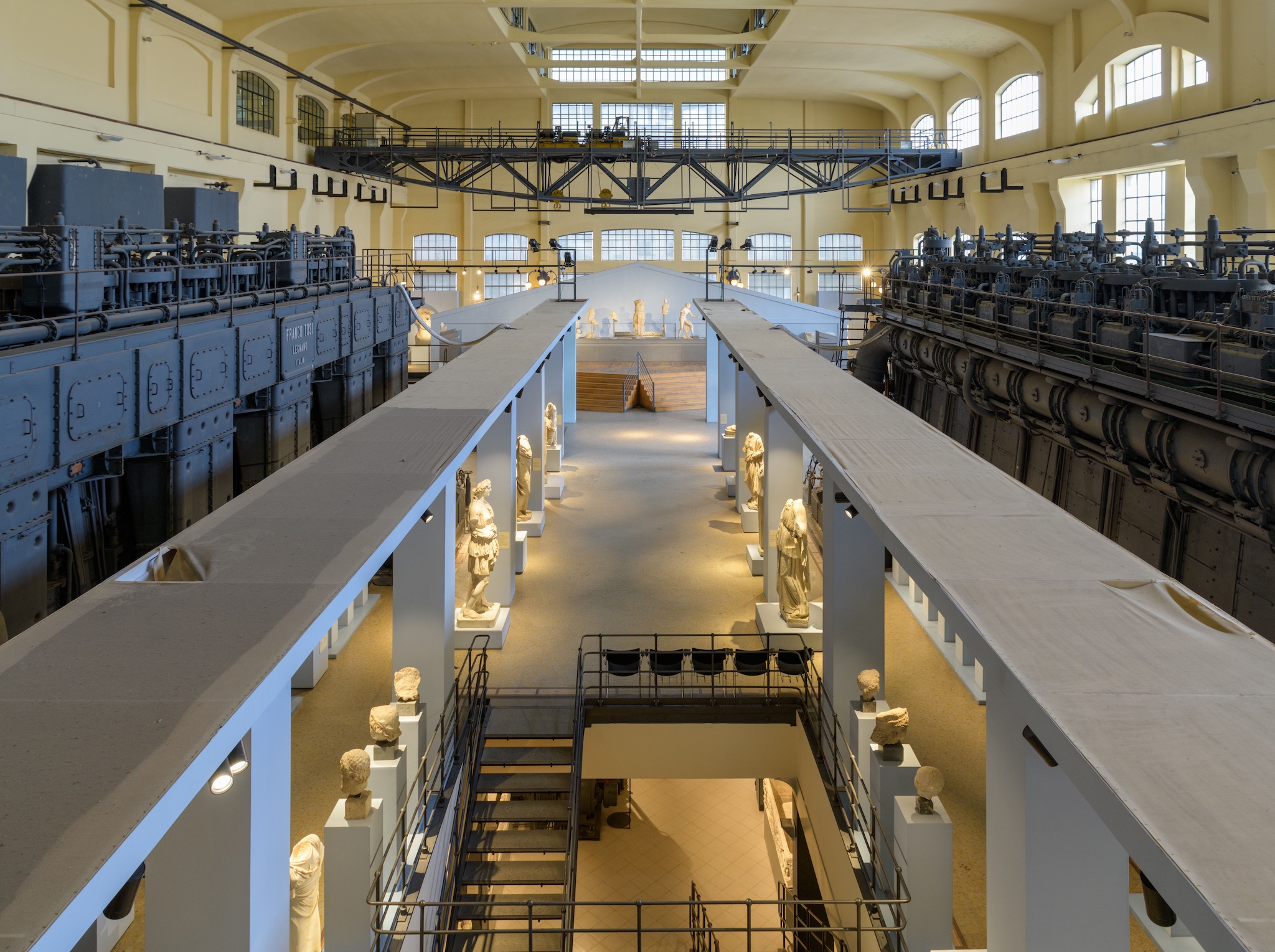 Musée Centrale Montemartini Rome avec sculptures antiques et machines industrielles