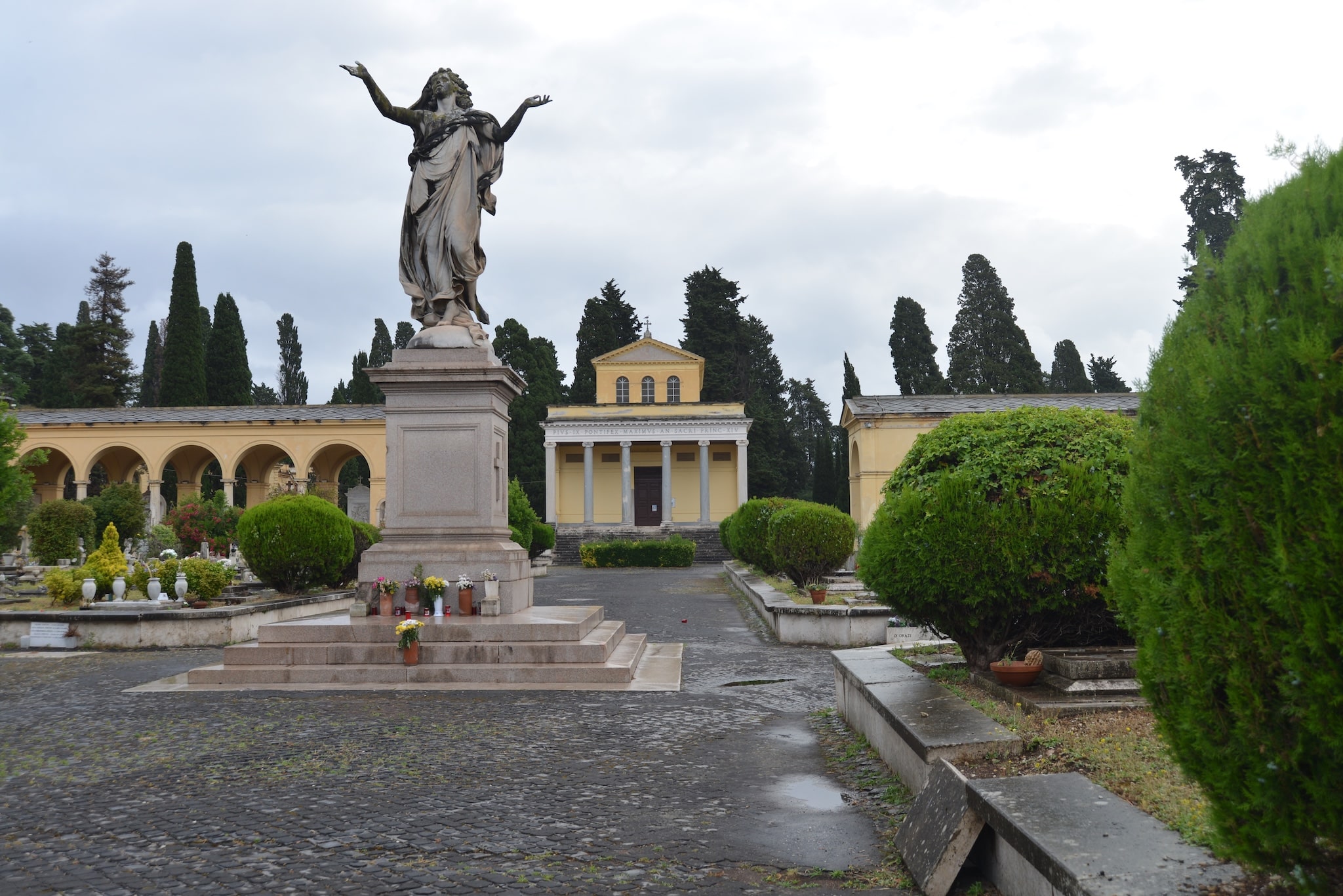 Basilica di San Lorenzo fuori le mura vicino al Cimitero del Verano