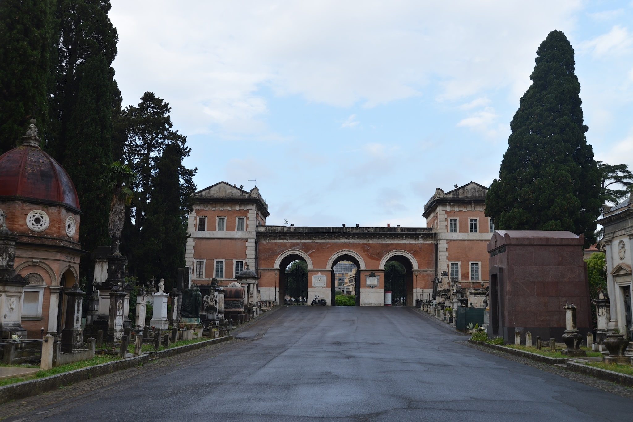 Ingresso monumentale del Cimitero del Verano a Roma con quadriportico