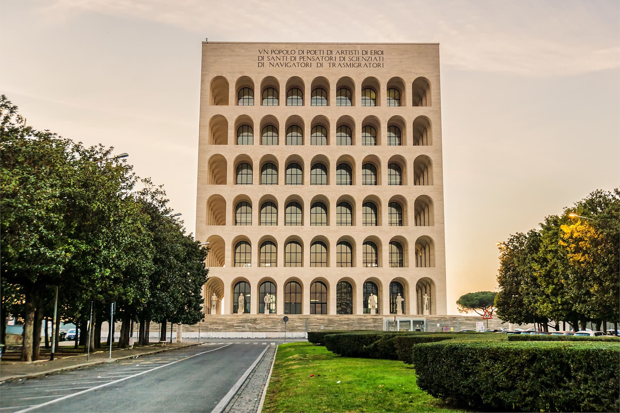 Palazzo della Civiltà Italiana EUR Roma con archi in travertino