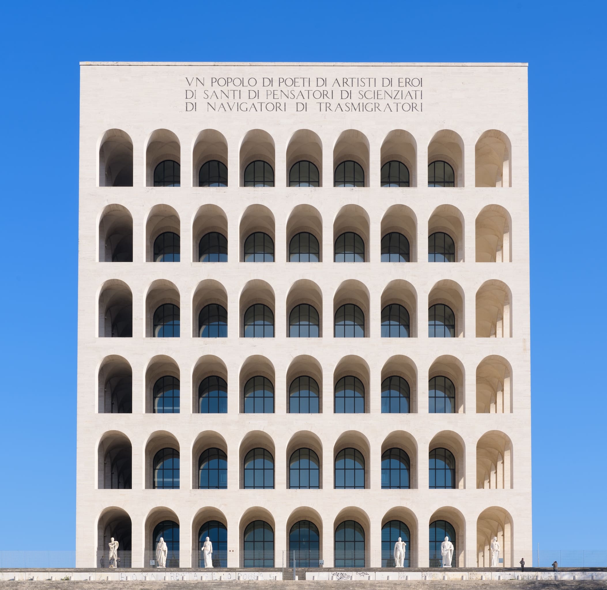 Palazzo della Civiltà Italiana EUR Roma con archi in travertino