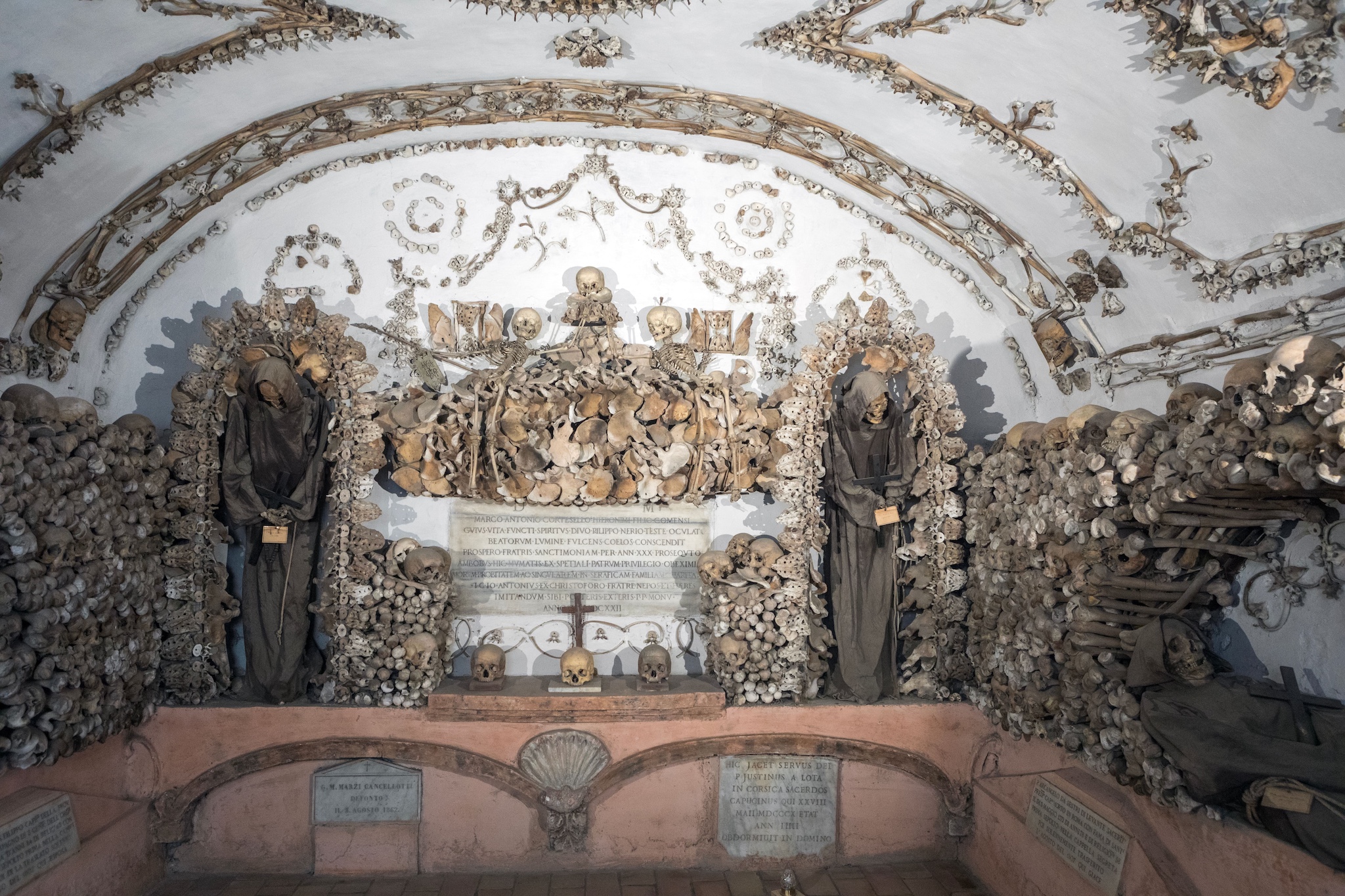 Crypte des Capucins à Rome avec décorations artistiques d'ossements