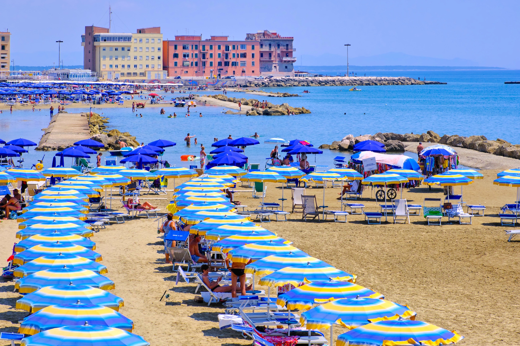 Spiagge di Anzio lungomare con sabbia dorata