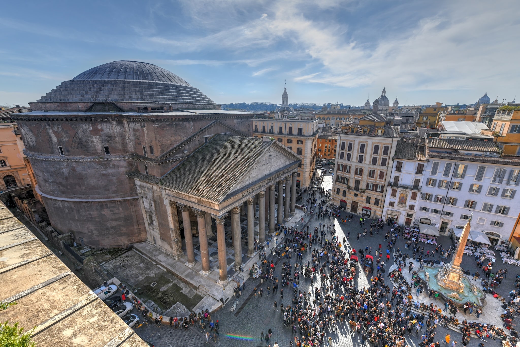 Visiteurs à l'entrée du Panthéon de Rome avec tenue adaptée