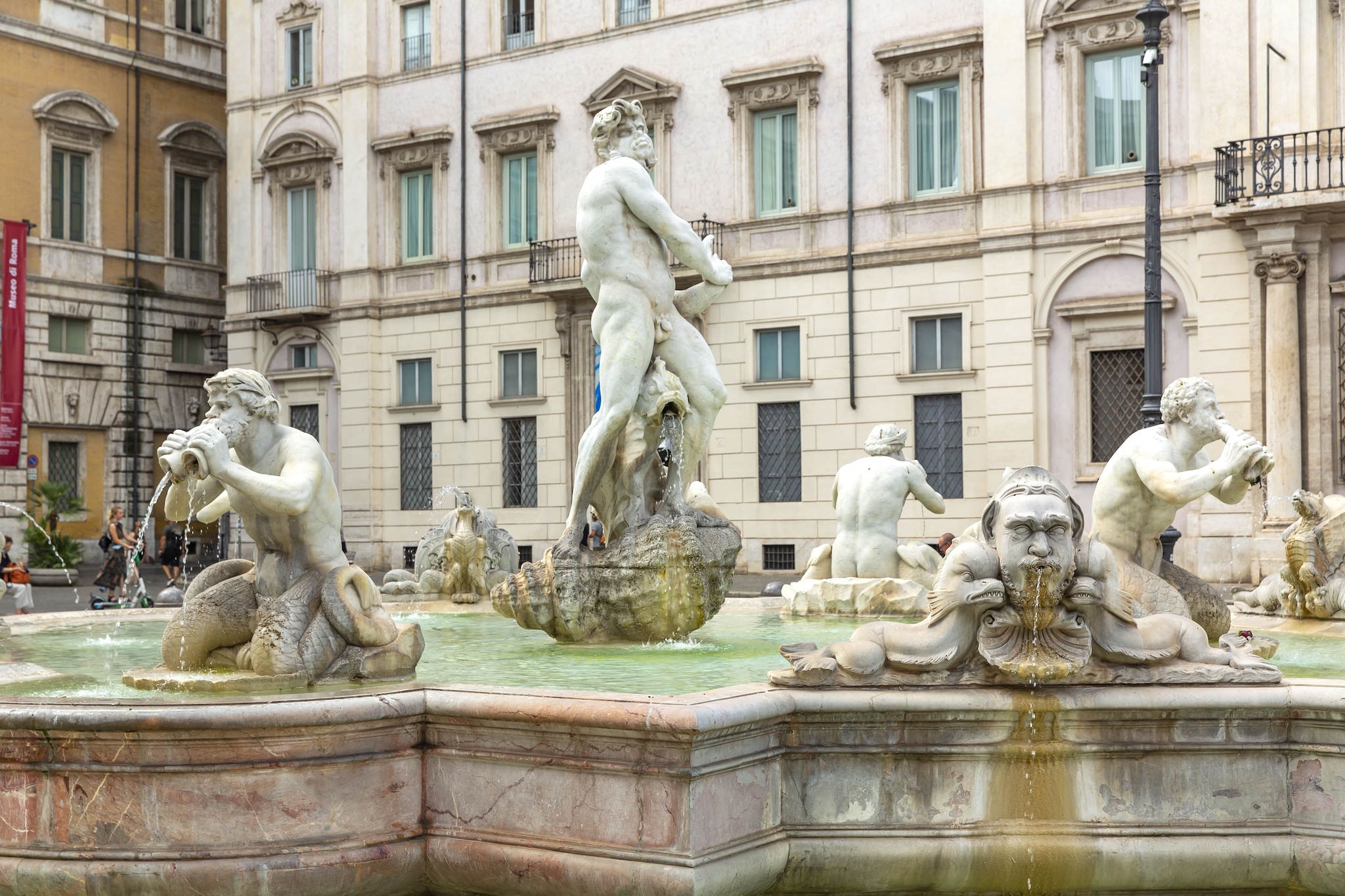 La Fontana del Moro con la statua centrale dell'etiope che lotta con il delfino