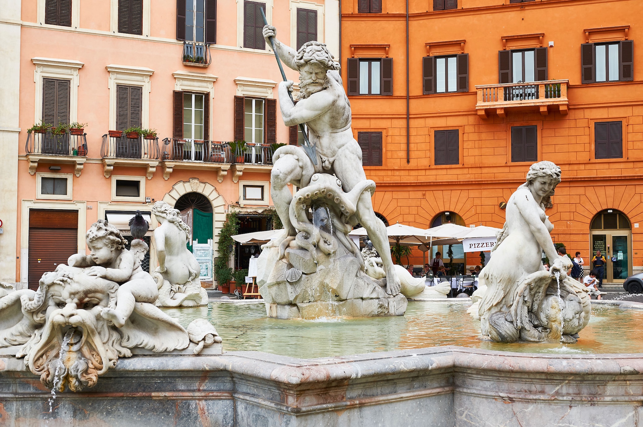 La Fontana del Nettuno nella parte nord di Piazza Navona con la statua di Nettuno e il polpo