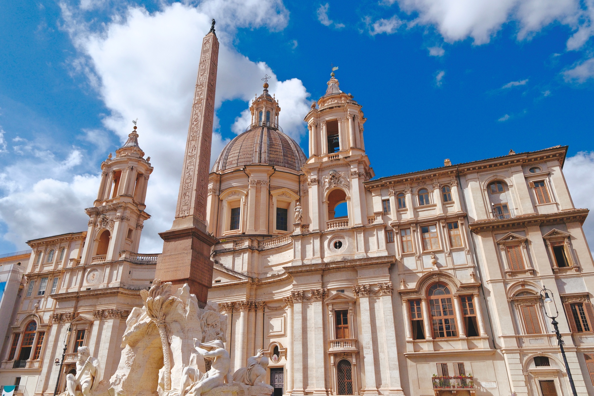 L'obelisco egizio che si innalza dalla Fontana dei Quattro Fiumi con la colomba bronzea sulla sommità