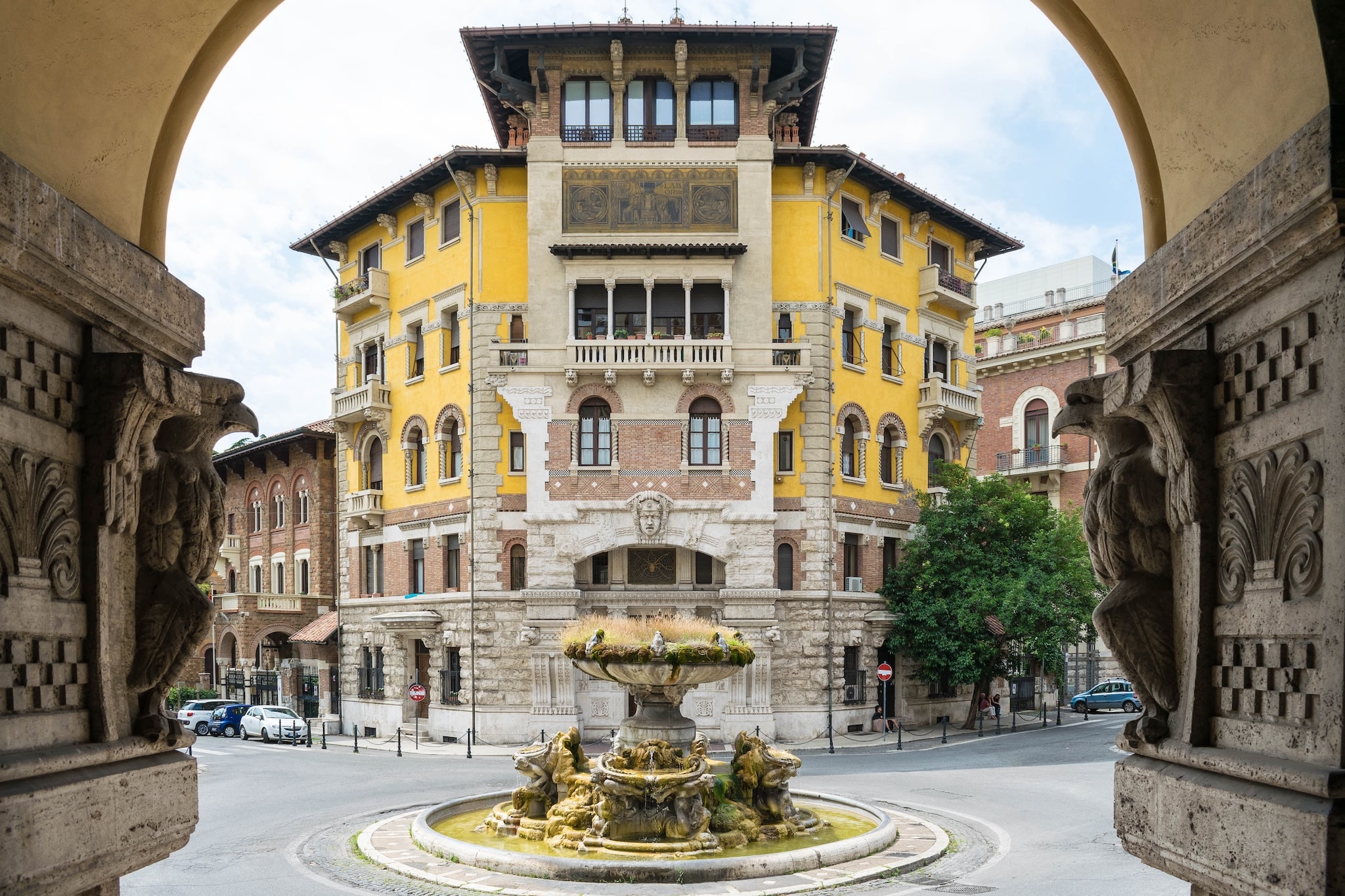 Ingresso monumentale del Quartiere Coppedè a Roma con arco decorato