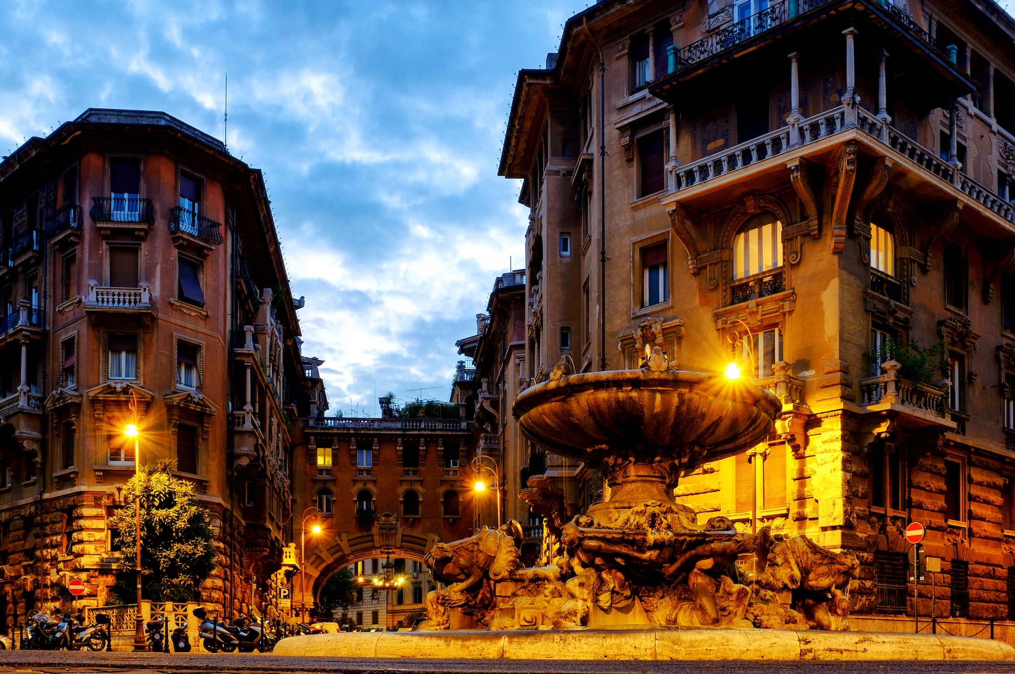 Quartiere Coppedè di sera con atmosfera cinematografica