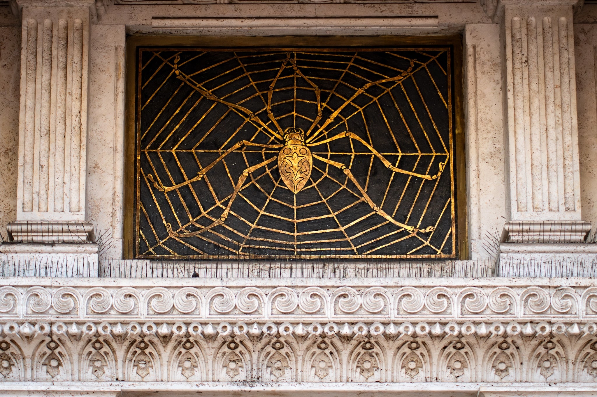 Palazzo del Ragno nel Quartiere Coppedè con decorazione del ragno