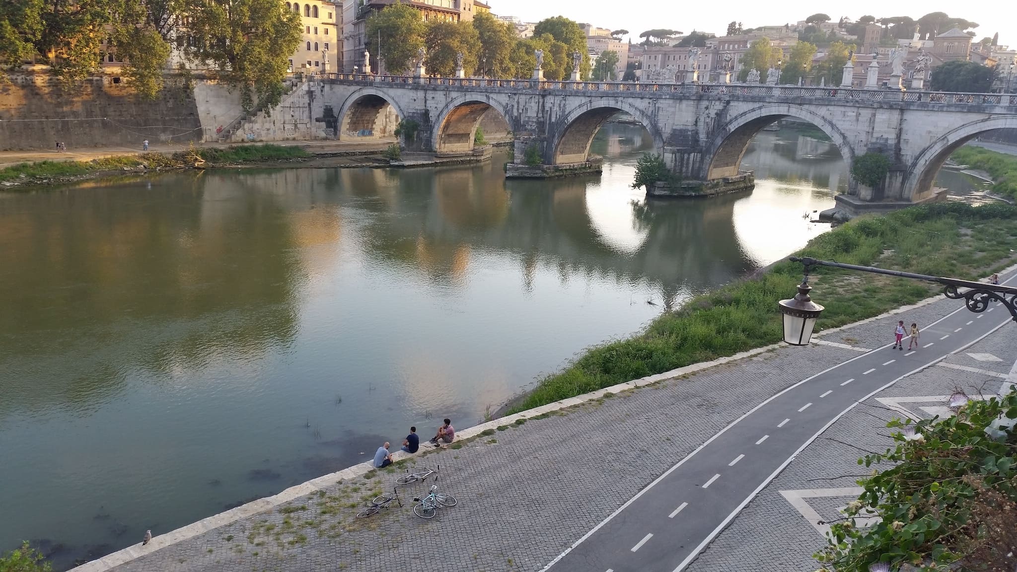 Pista ciclabile Tevere Roma biciclette lungo fiume