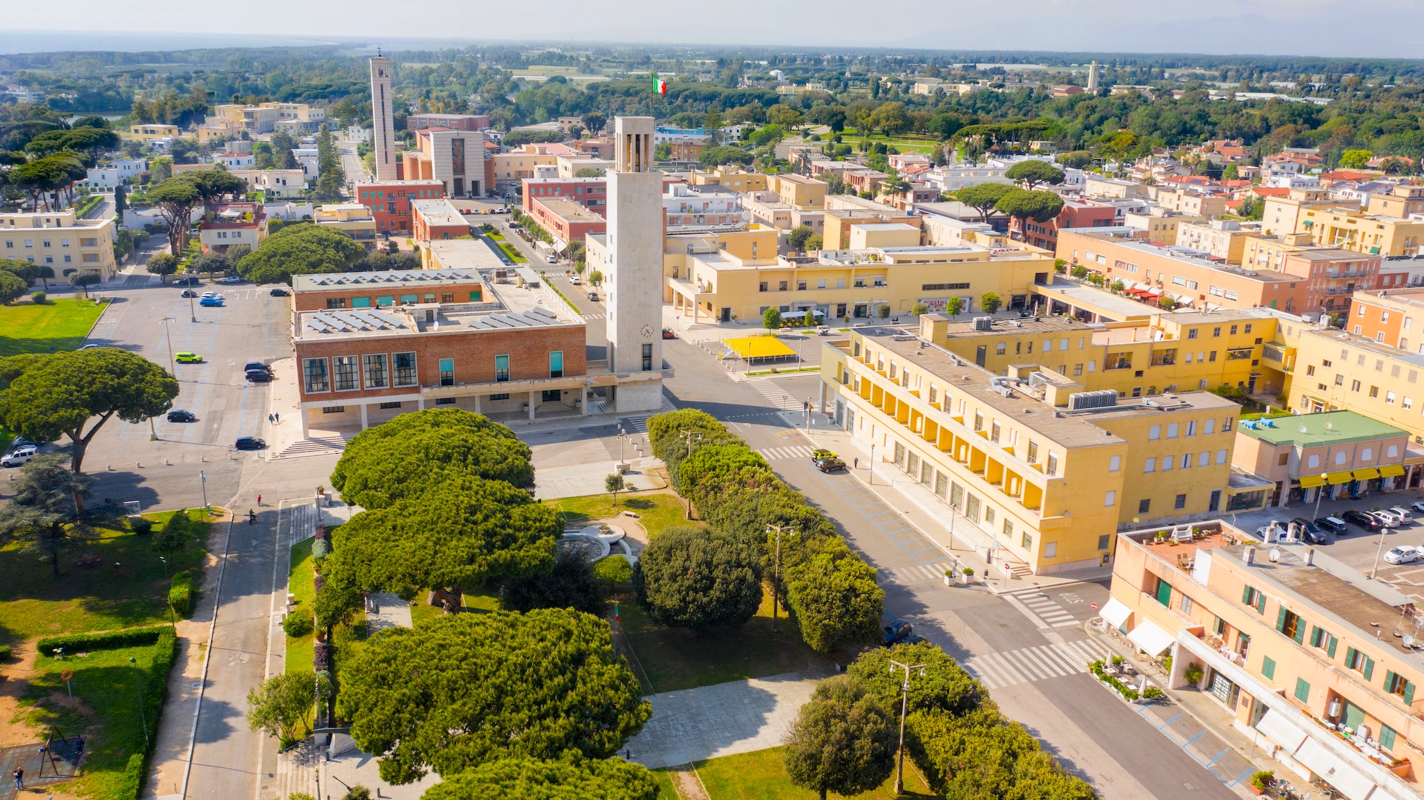 Piazza del Comune di Sabaudia con Torre Civica esempio di architettura razionalista italiana