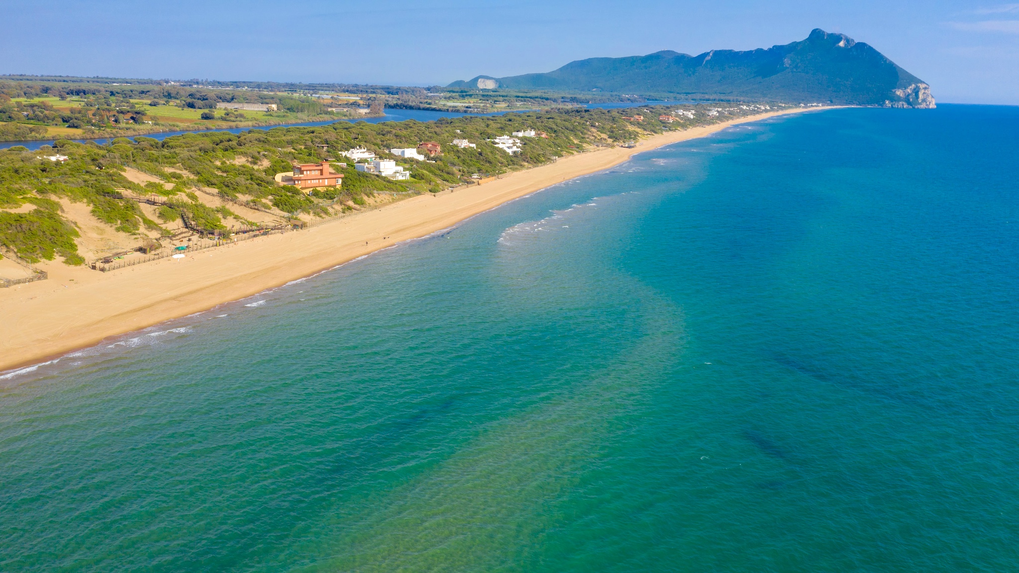 Spiaggia di Sabaudia con dune costiere e mare azzurro nel Parco del Circeo