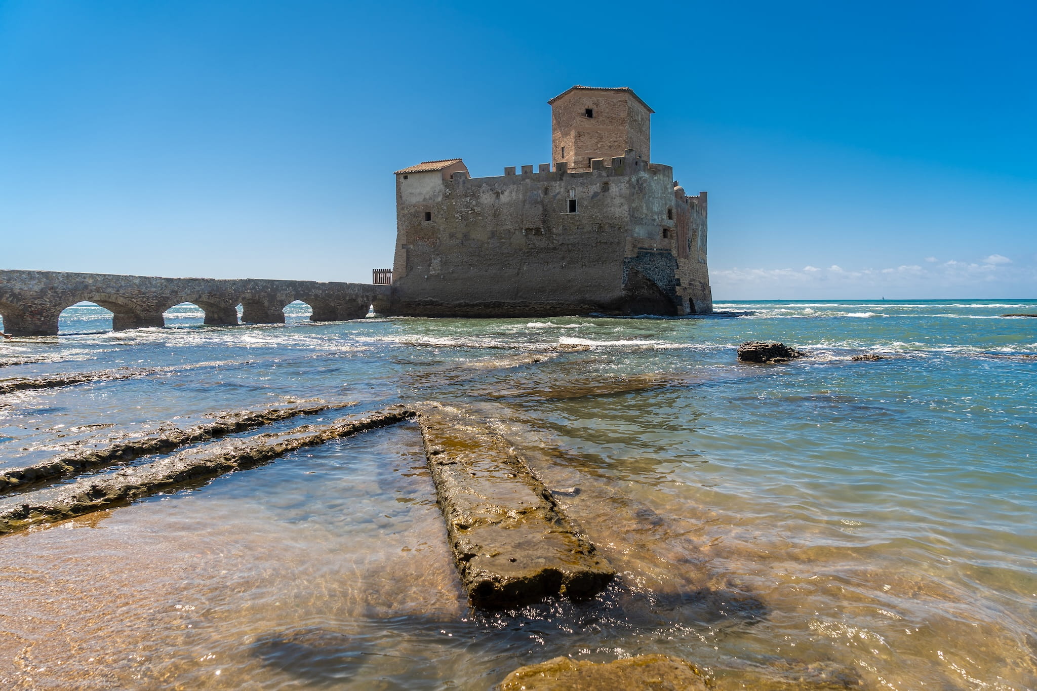 Torre Astura fort in Nettuno in zee met bakstenen brug