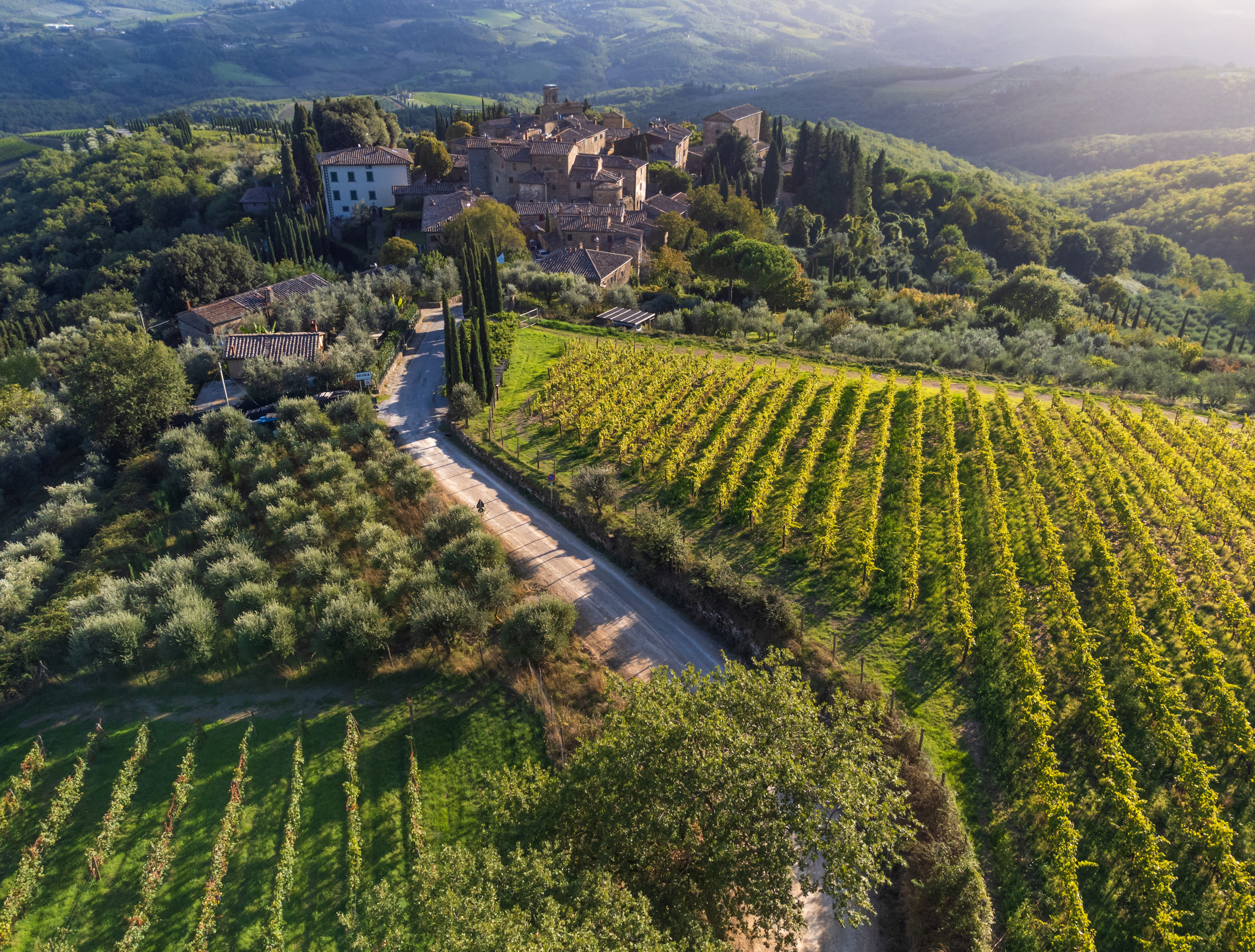 Luchtfoto van het borgo Volpaia in de Chianti, dagtrip vanuit Radda in Chianti