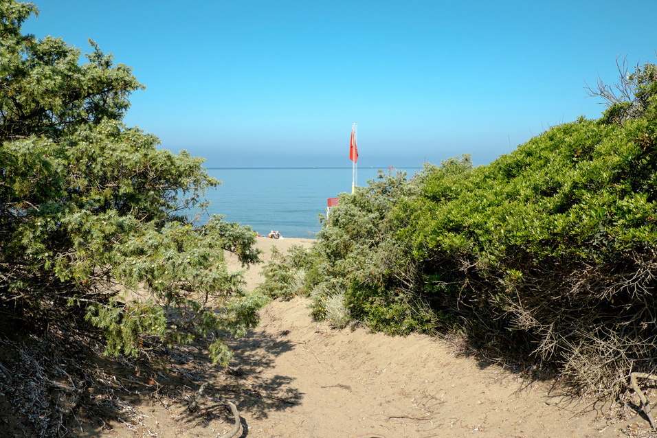 Vrij strand bij Castel Fusano met natuurlijke duinen