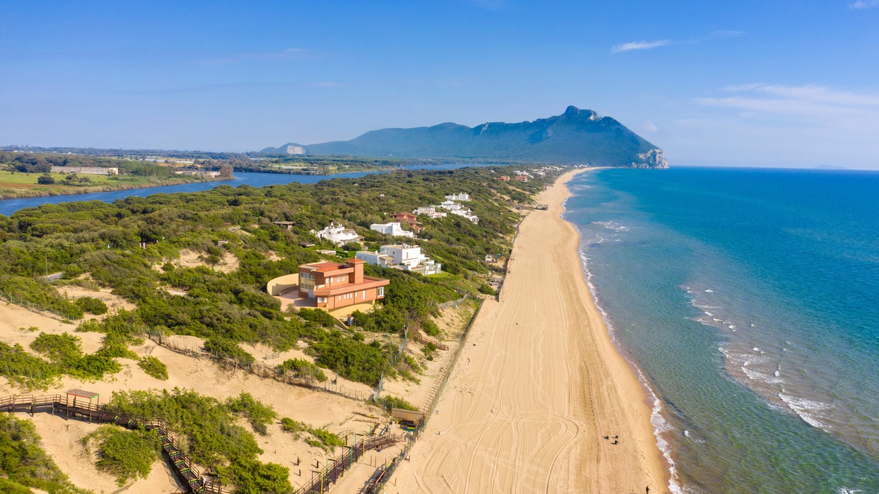 Paesaggio del Parco Nazionale del Circeo con foresta e zona umida