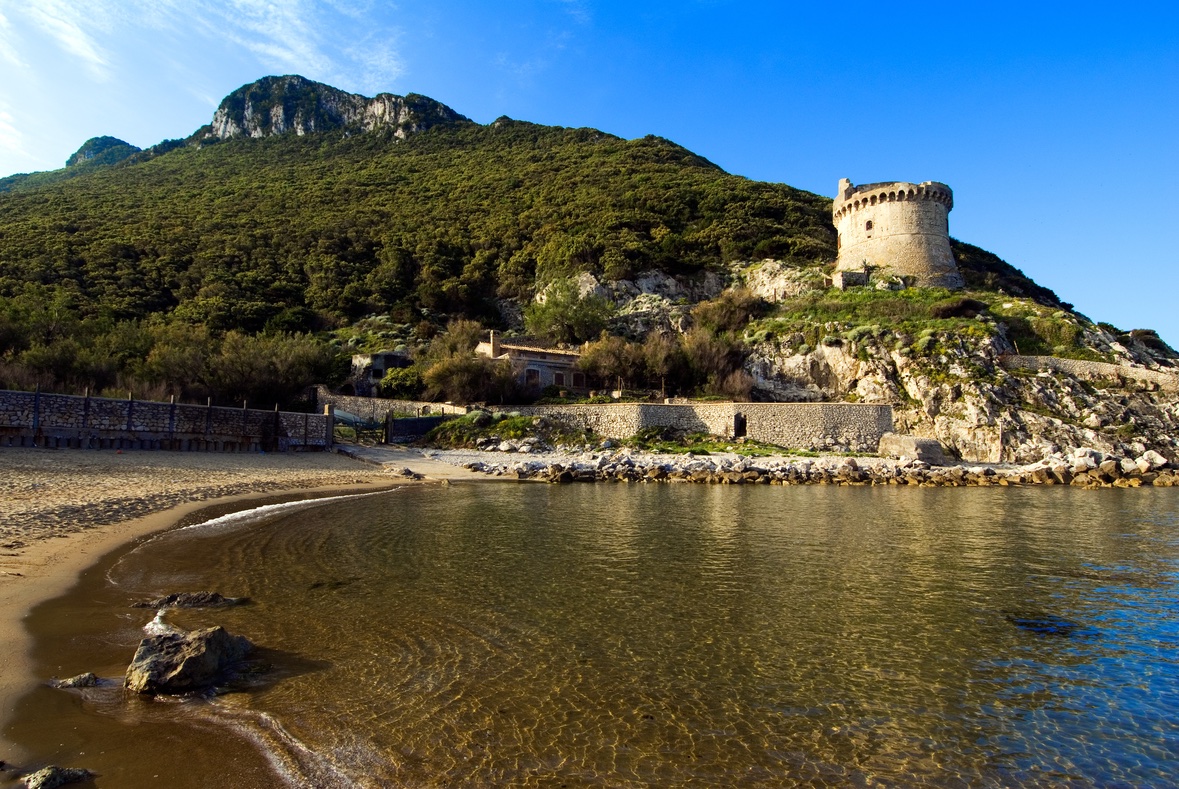 Spiaggia di Torre Paola nel Parco del Circeo con dune costiere