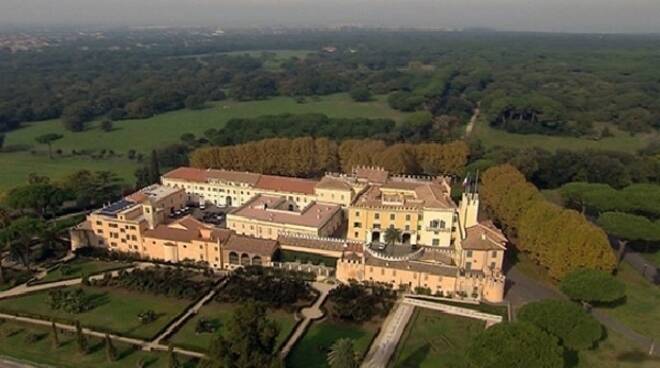 Tenuta Presidenziale di Castel Porziano vista dall'alto con bosco e spiaggia