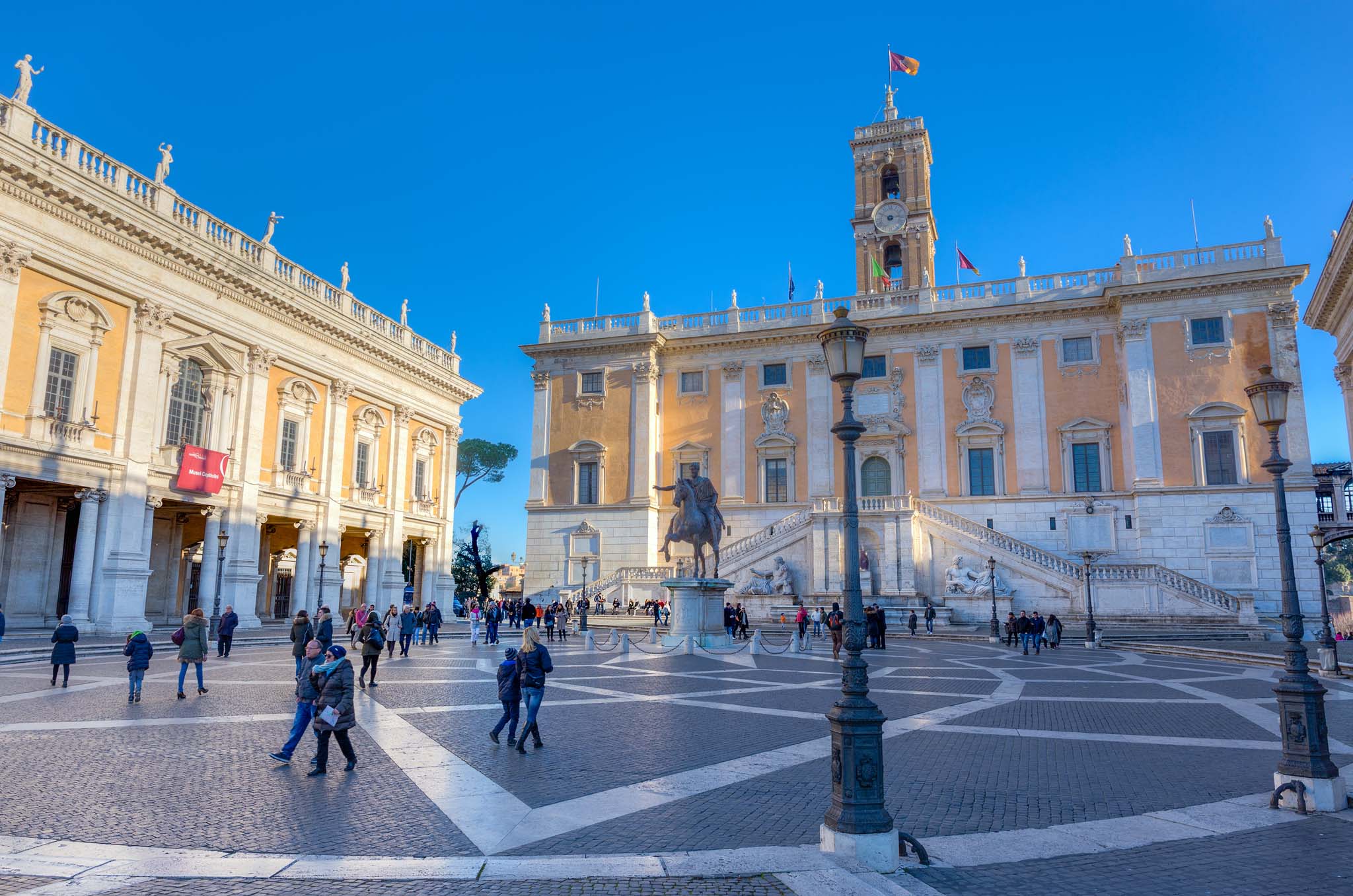 Piazza del Campidoglio mit Palazzo dei Conservatori und Palazzo Nuovo der Musei Capitolini in Rom