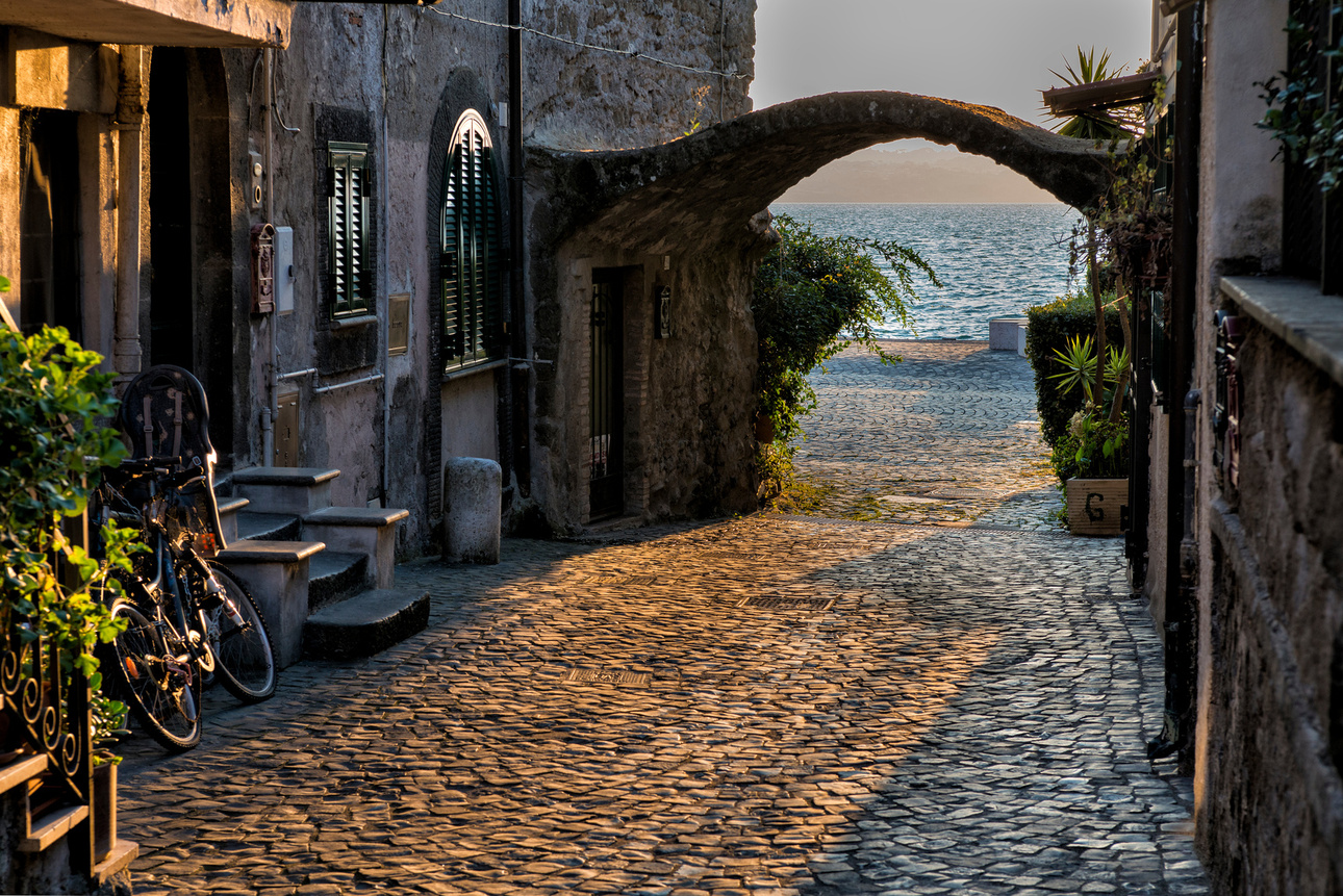 Middeleeuwse straatjes van Anguillara Sabazia aan het Lago di Bracciano