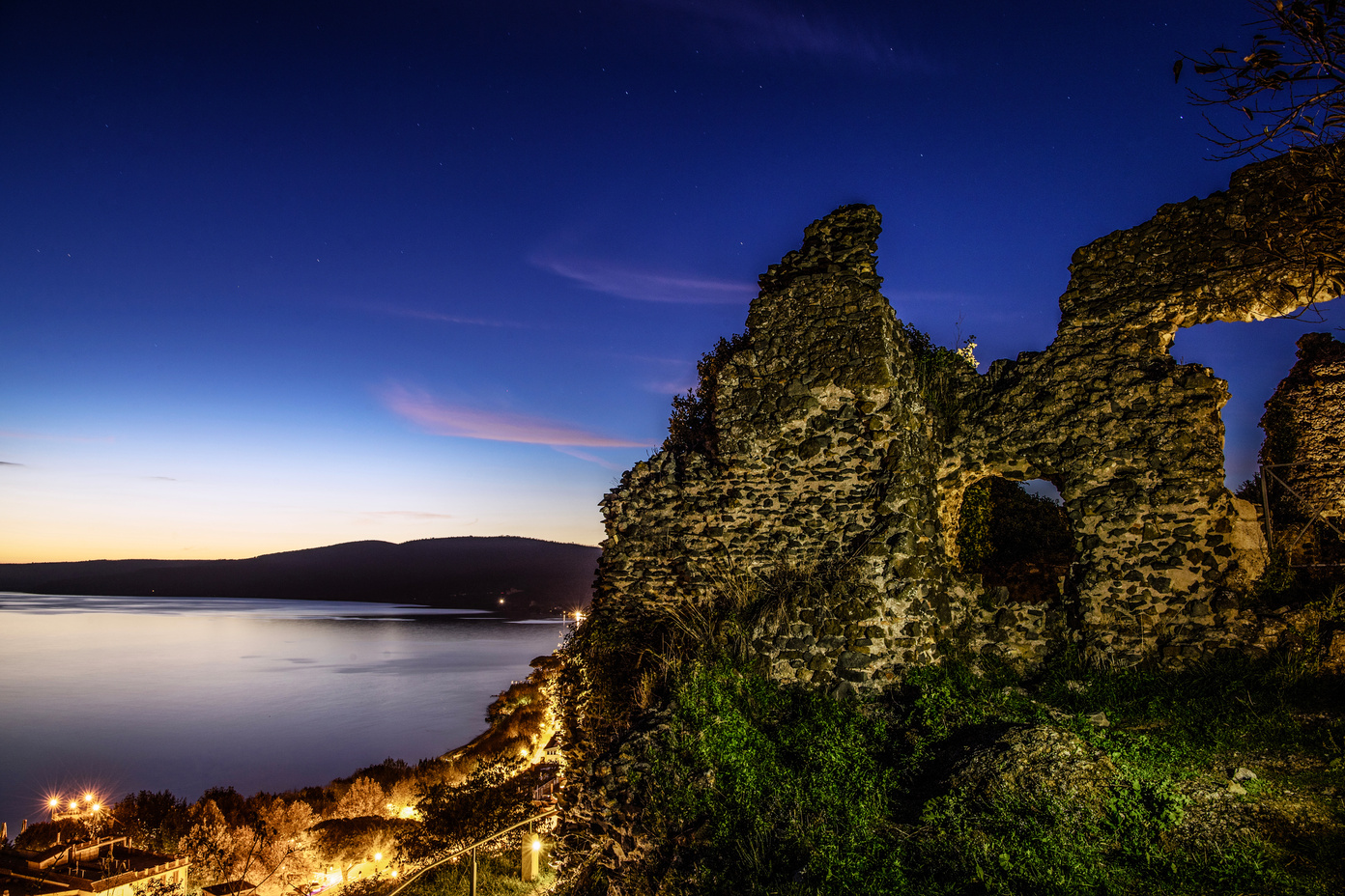 Strand van Trevignano Romano aan het Lago di Bracciano met de ruïne van de Rocca