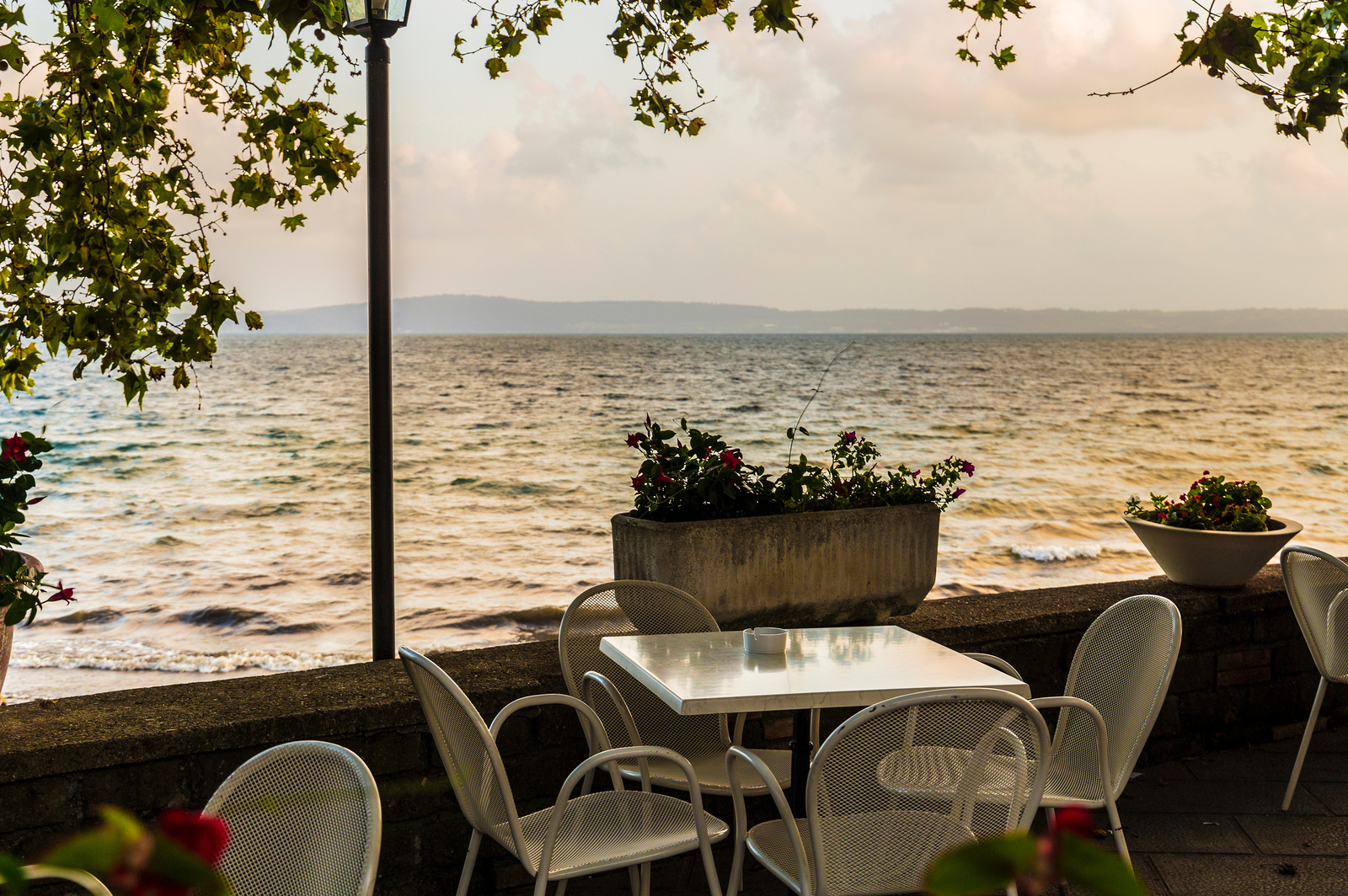 Restaurant met terras aan het Lago di Bracciano met lokale gerechten