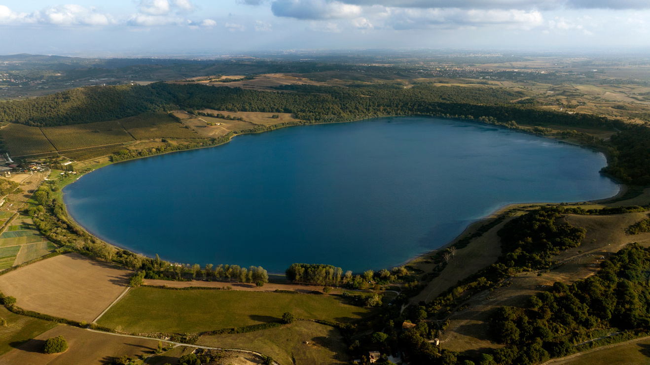 Het rustige Lago di Martignano in het natuurpark Bracciano-Martignano