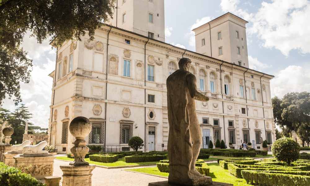 Entspannung in den weitläufigen Gärten der Villa Borghese
