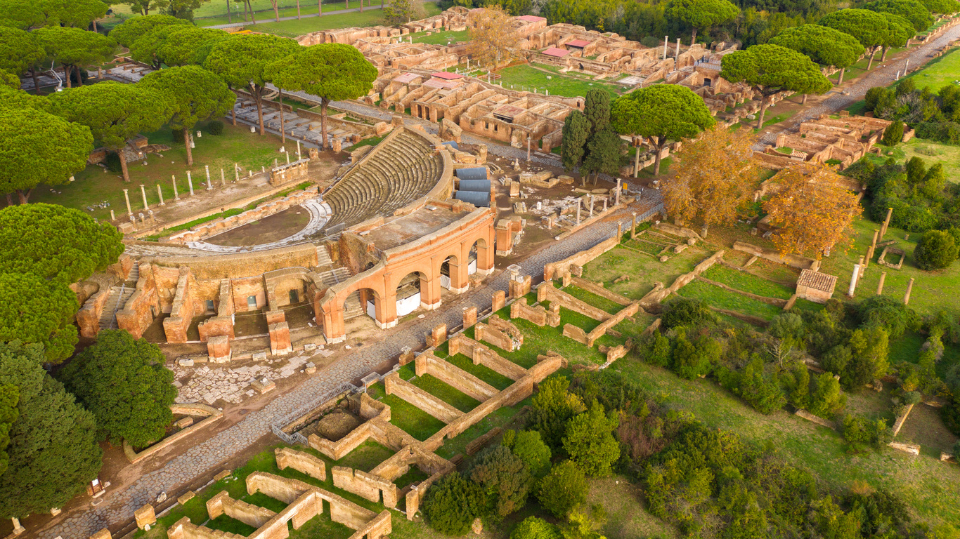 Parco archeologico di Ostia Antica veduta aerea con strade romane