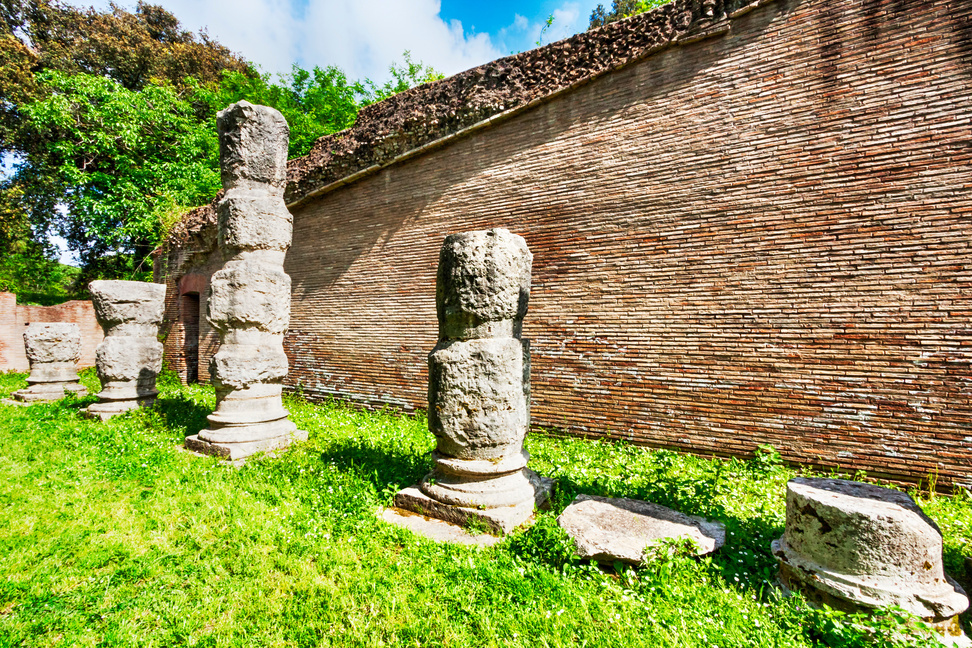 Area archeologica dei Porti di Claudio e Traiano lago esagonale