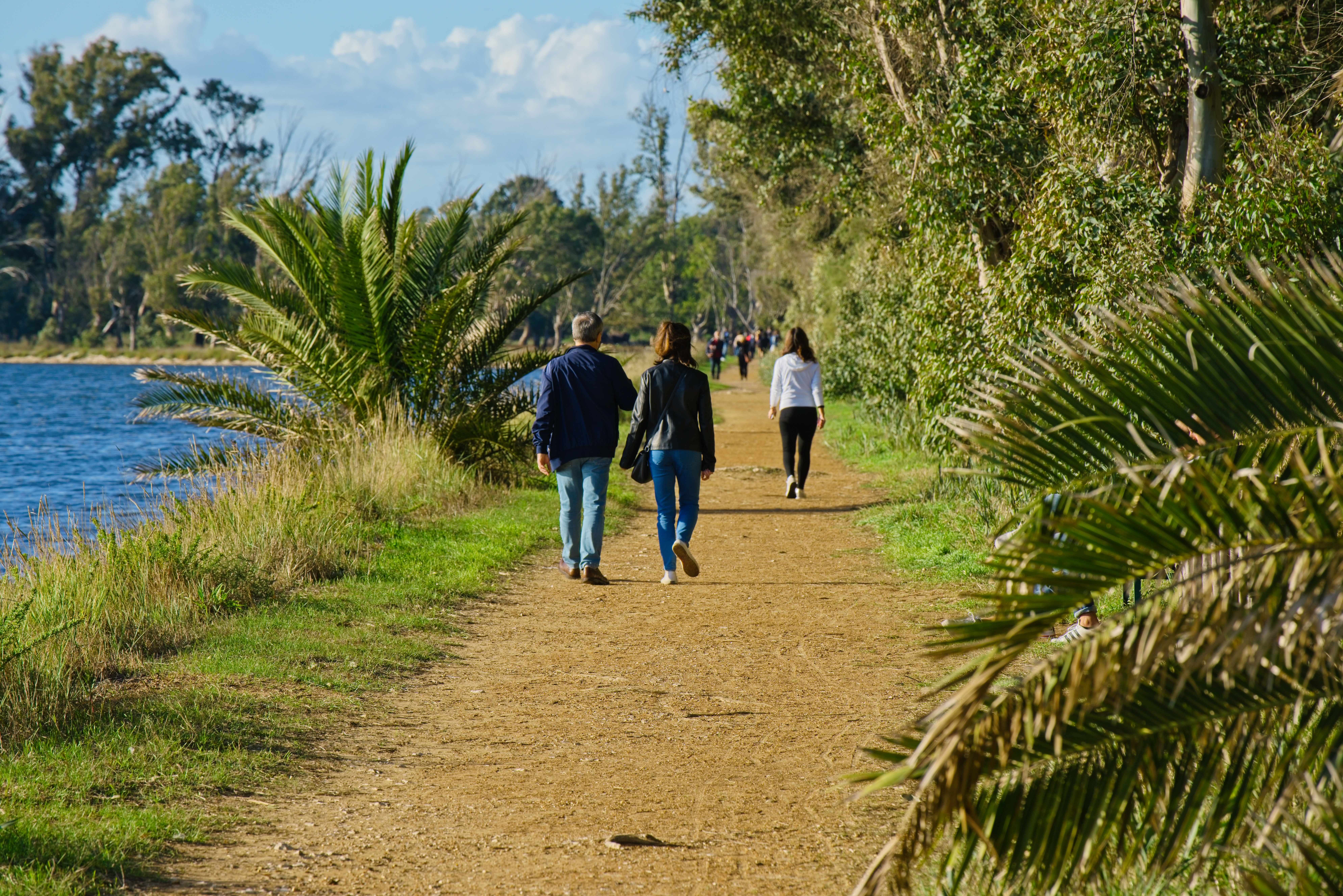 Famiglia con bambini su sentiero naturalistico nel Parco del Circeo