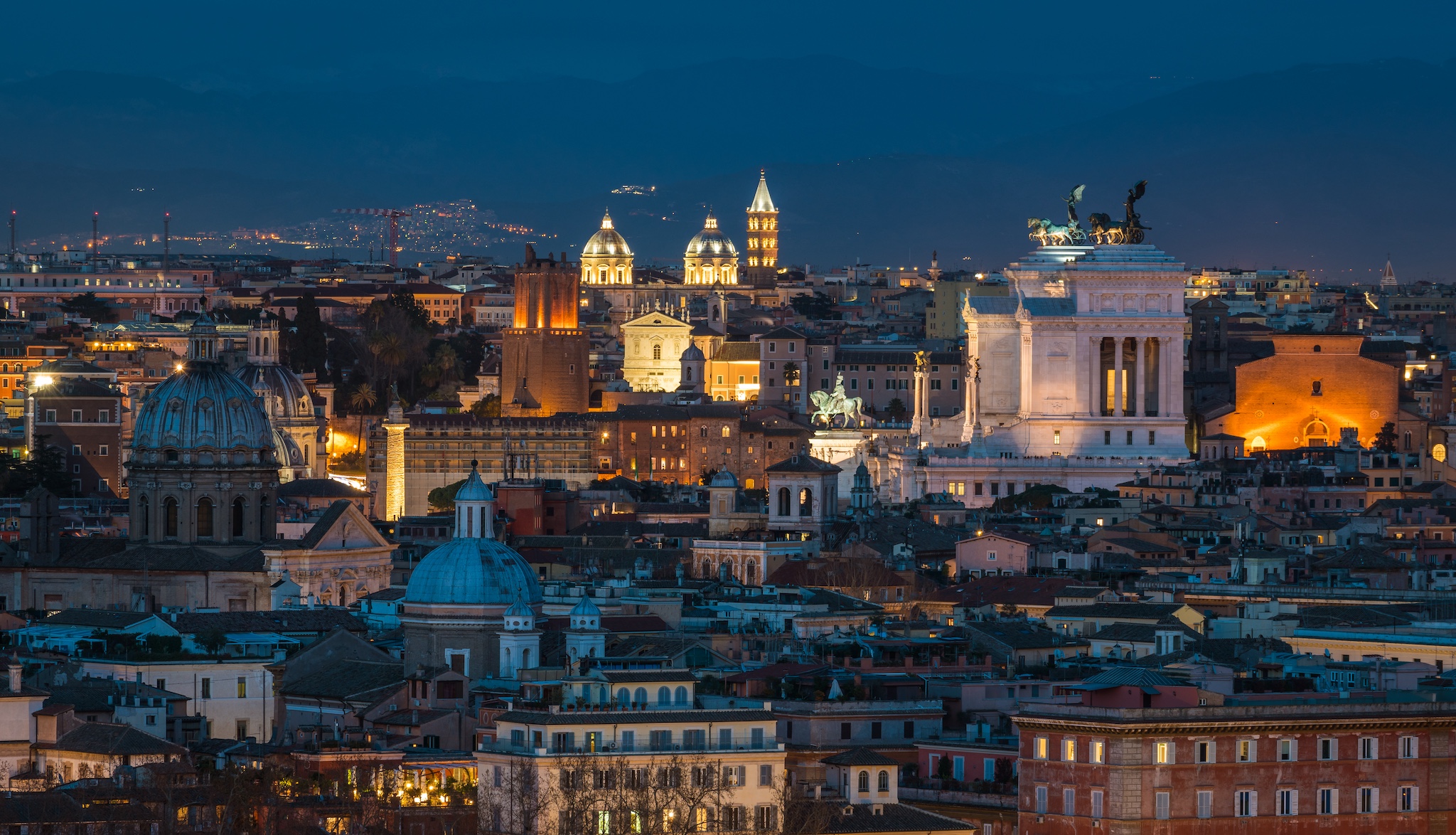 Terrazza panoramica passeggiata del Gianicolo con vista su Roma al tramonto
