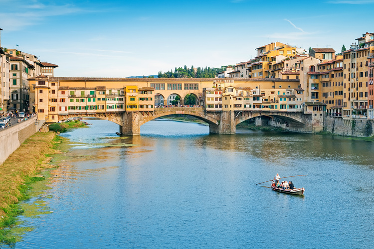 Bootsfahrt unter dem Ponte Vecchio in Florenz