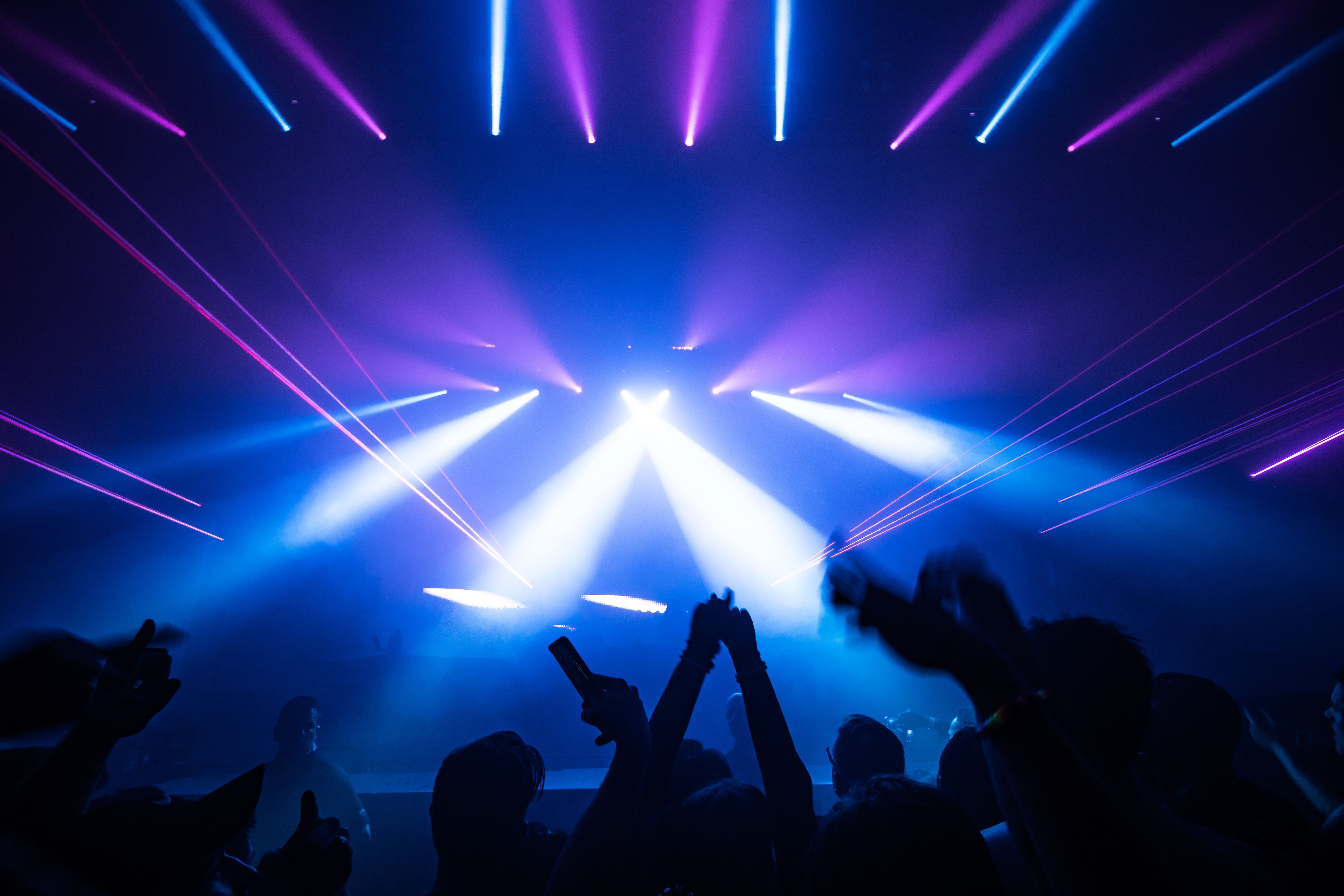 Club mit Livemusik und tanzenden Gästen in Florenz