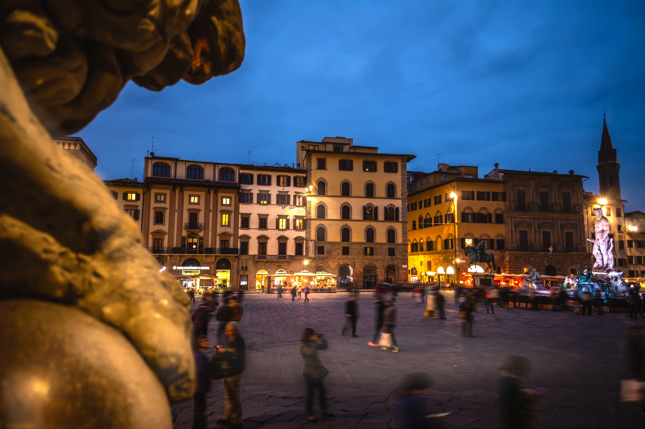 Freunde bei einem Abendspaziergang in Florenz