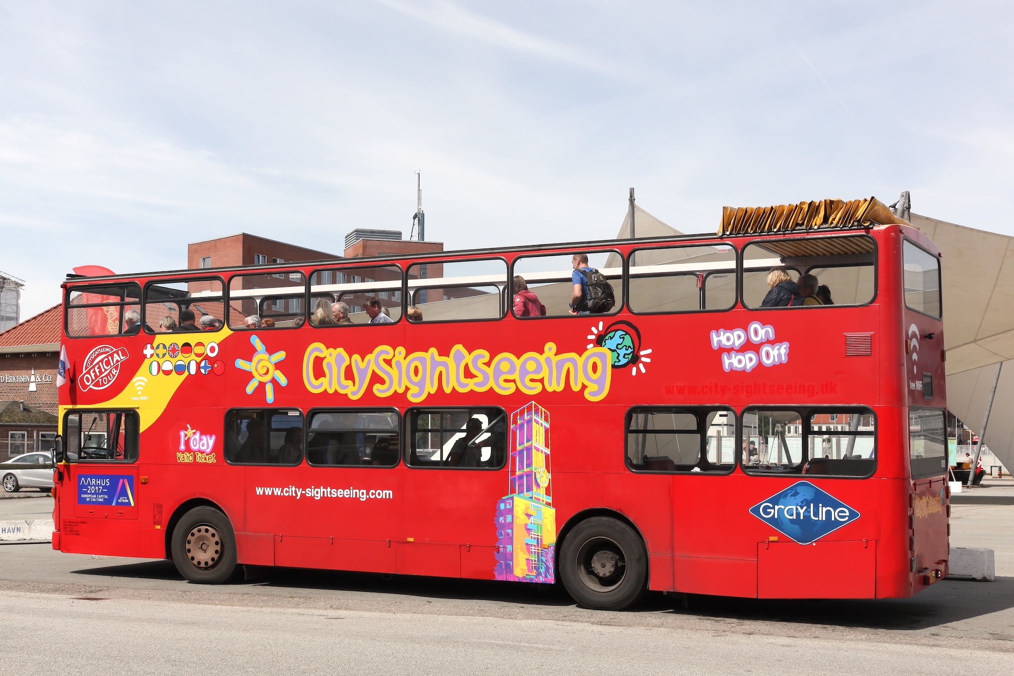 Familie steigt in den Hop-on-Hop-off-Bus in Florenz