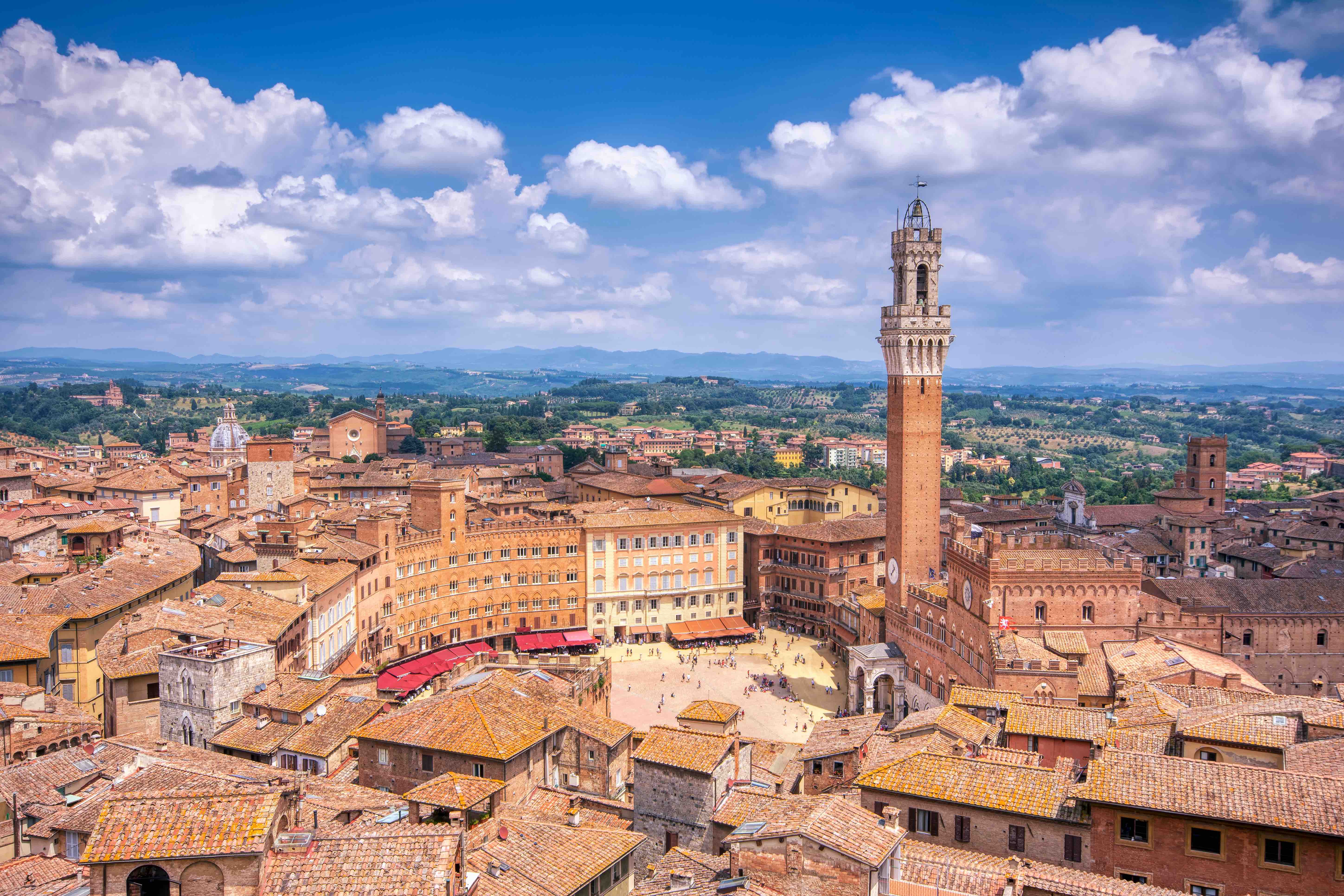 Panoramablick auf die mittelalterliche Stadt Siena