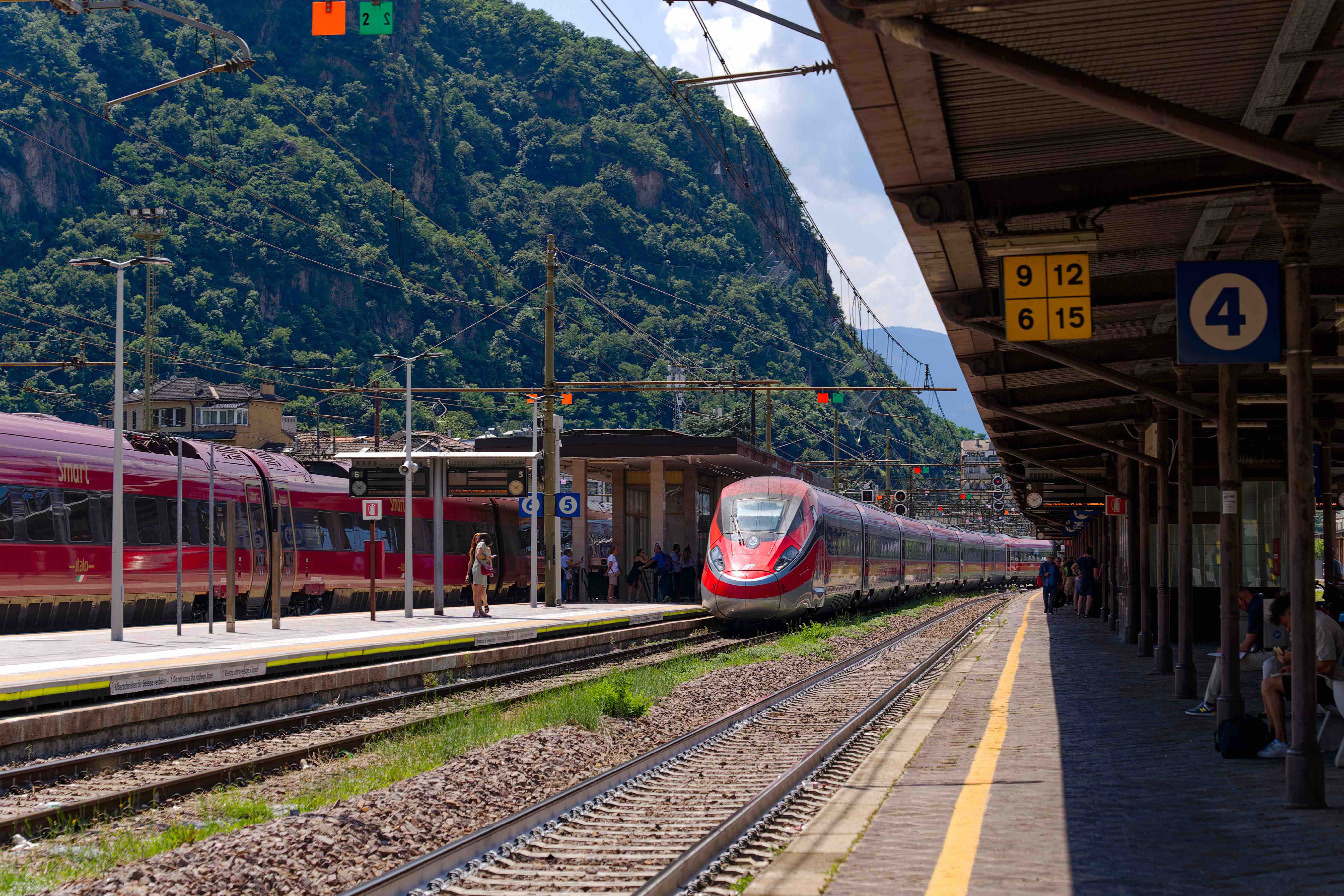 Italienischer Zug im Bahnhof, Strecke Florenz-Siena
