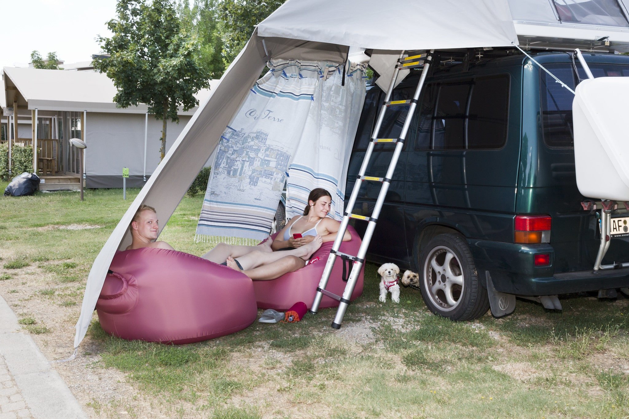 Camper e tende in campeggio vicino al centro