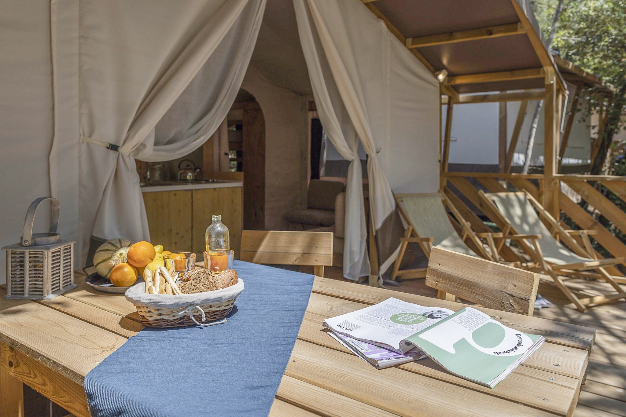 Veranda all'aperto in campeggio glamping