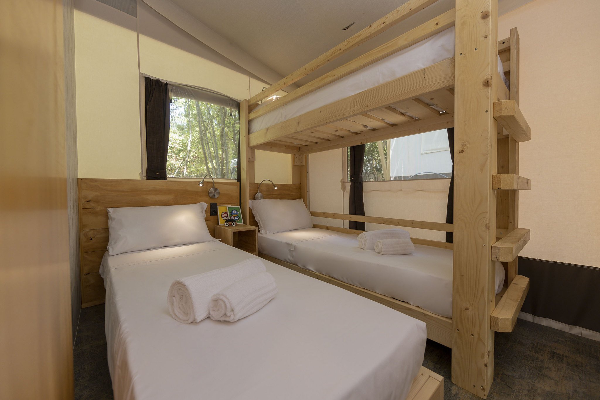 Camera con letti singoli in tenda glamping