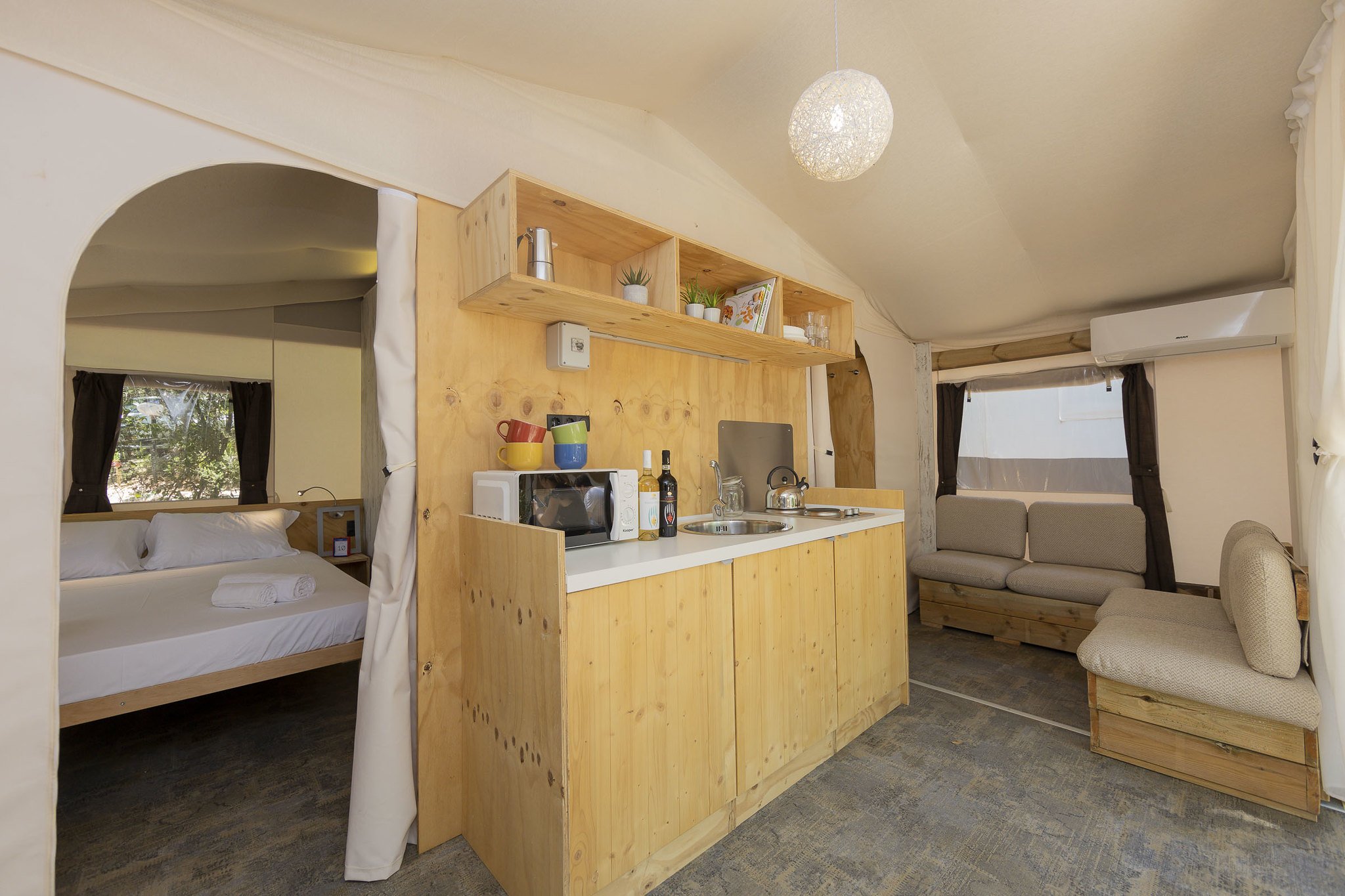 Cucina e soggiorno in tenda glamping