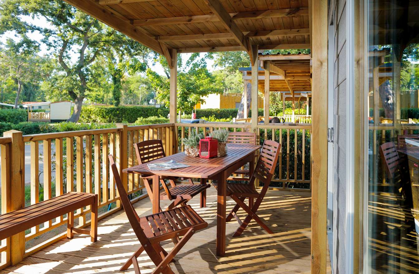 Veranda con tavolo per cene in famiglia