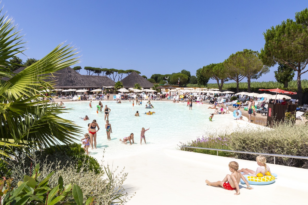 hu Park Albatros village | Laguna con scivolo per bambini