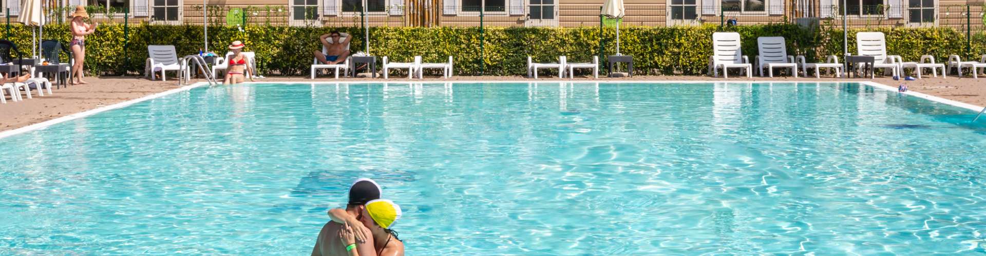 Coppia in piscina | camping vicino alle città