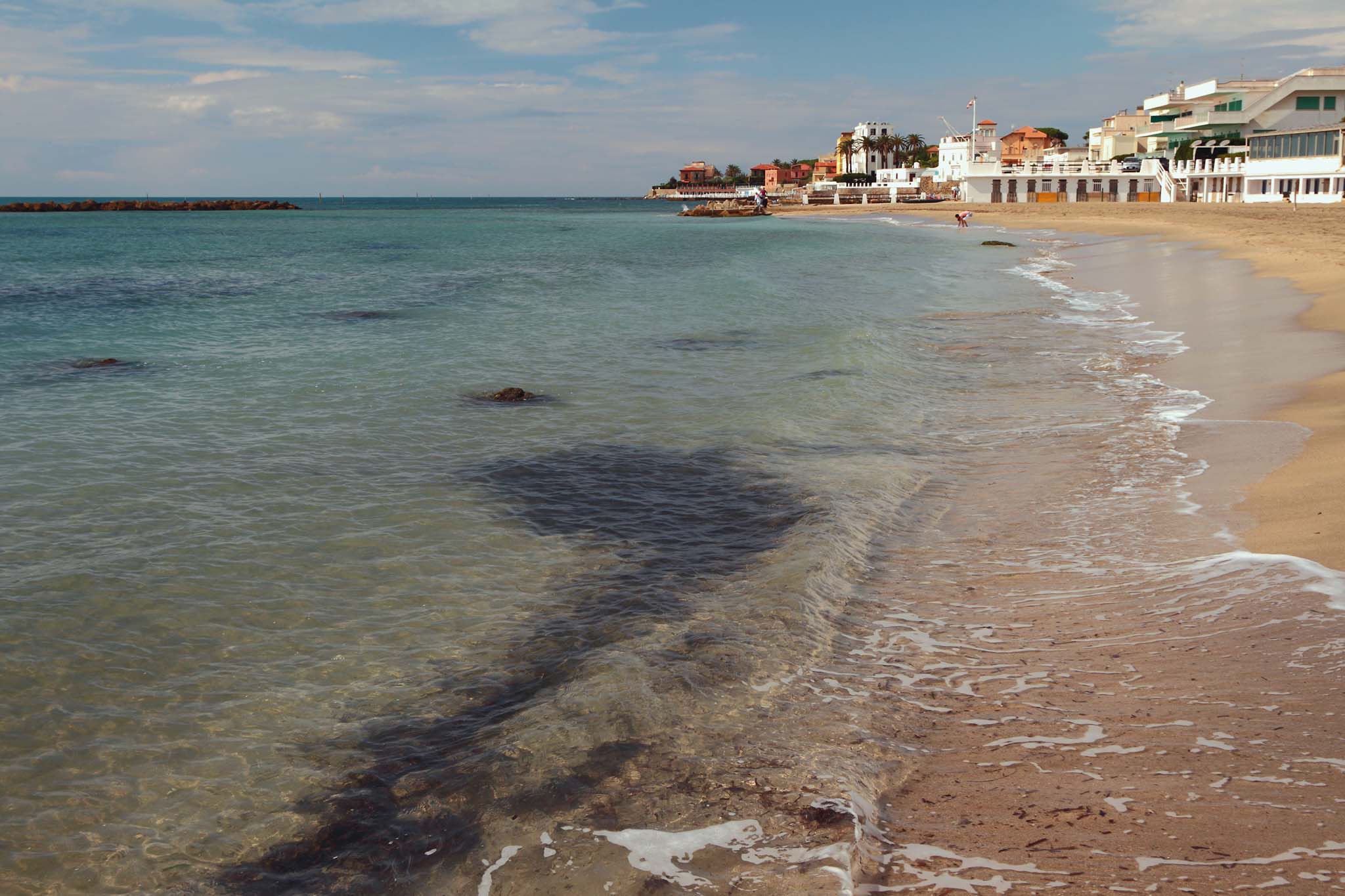 Spiaggia La Passeggiata a Santa Marinella con mare cristallino