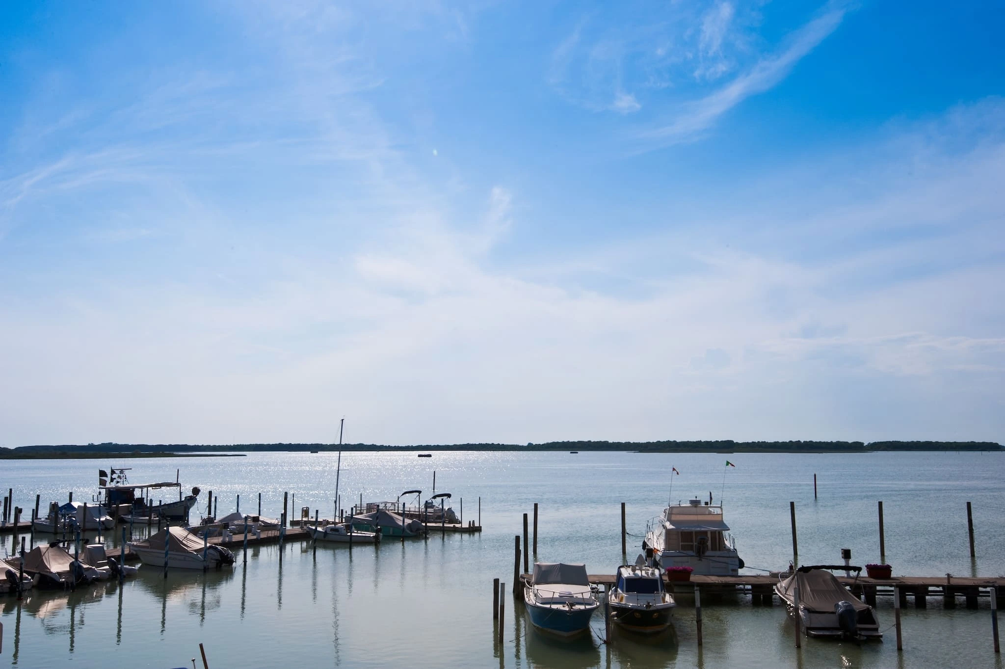 Kleines Motorboot auf der Bibione Lagune bei Sonnenschein