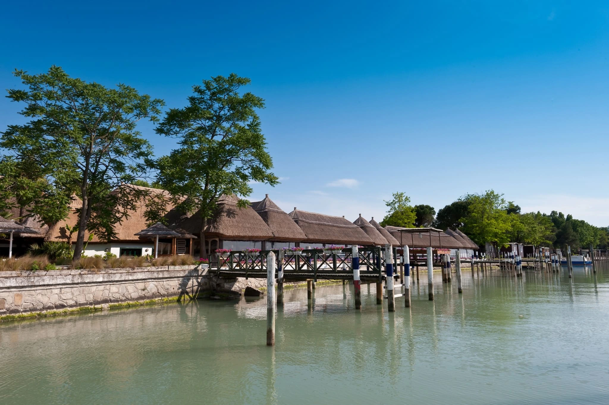 Bootsfahrt durch die Lagune von Bibione mit Blick auf traditionelle Casoni